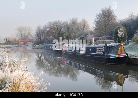 Kanal Boote am Oxford-Kanal auf einen frostigen Nebel Dezembermorgen. Somerton, Nord Oxfordshire, England Stockfoto