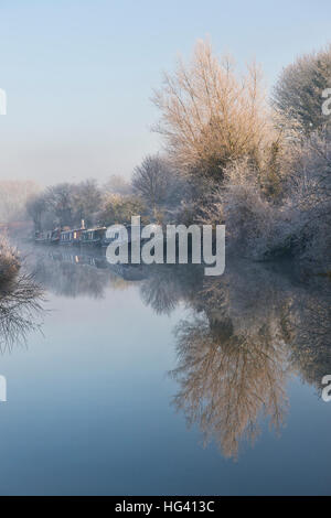 Kanal Boote am Oxford-Kanal auf einen frostigen Nebel Dezembermorgen. Somerton, Nord Oxfordshire, England Stockfoto