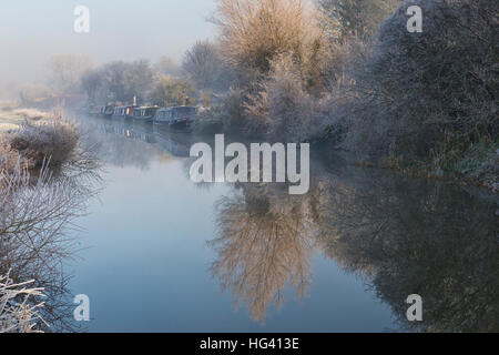 Kanal Boote am Oxford-Kanal auf einen frostigen Nebel Dezembermorgen. Somerton, Nord Oxfordshire, England Stockfoto