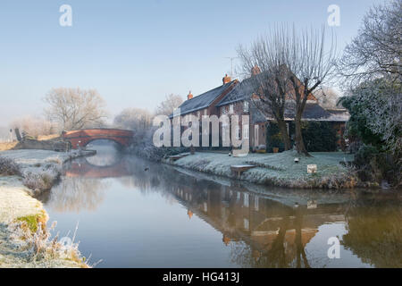 Oxford-Kanal auf einem frostigen Nebel Dezembermorgen. Somerton, Nord Oxfordshire, England Stockfoto