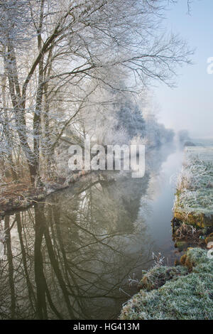 Oxford-Kanal auf einem frostigen Nebel Dezembermorgen. Somerton, Nord Oxfordshire, England Stockfoto