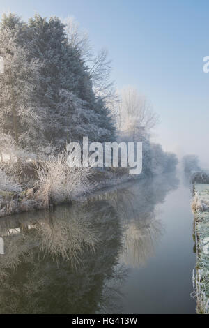 Oxford-Kanal auf einem frostigen Nebel Dezembermorgen. Somerton, Nord Oxfordshire, England Stockfoto