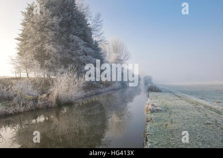 Oxford-Kanal auf einem frostigen Nebel Dezembermorgen. Somerton, Nord Oxfordshire, England Stockfoto