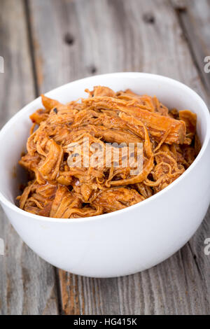 BBQ Schweinefleisch Schüssel über einem Holzbrett Tisch gezogen Stockfoto