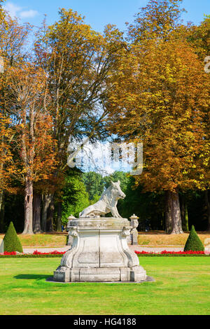 Historische Skulpturen im Park von Schloss Nordkirchen, Deutschland Stockfoto