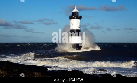 Trwyn Du Leuchtturm ist ein Leuchtturm zwischen Dinmor Punkt in der Nähe von Penmon Stockfoto