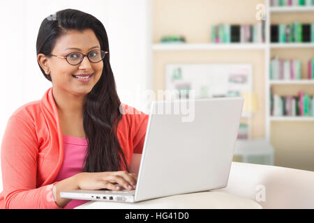 Frau mit Laptop-computer Stockfoto