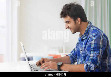 Lächelnder Mann mit Laptop Stockfoto