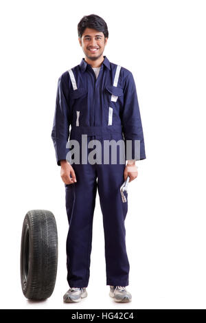 Portrait von Automechaniker mit Reserverad Stockfoto