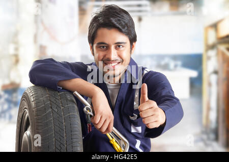 Portrait von Automechaniker mit Daumen hoch Stockfoto