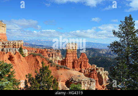 Backpacker und Kaninchen-Denkmal in Bryce Canyon mit Waldtal im Hintergrund Stockfoto