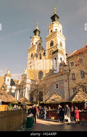 Brixen, Italien - 26. Dezember 2016: Traditioneller Weihnachtsmarkt in Domplatz mit malerischen Blick auf die Kathedrale. Stockfoto