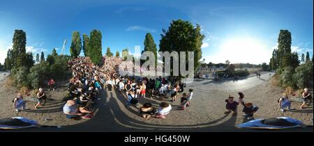 420 x 180-Grad-Panorama: der Mauerpark in Berlin-Prenzlauer Berg. | weltweite Nutzung Stockfoto