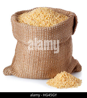 Bulghur oder Couscous in Jute-Tasche mit zerstreuten Haufen isoliert auf weißem Hintergrund Stockfoto