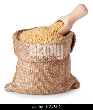 Bulgur oder Couscous in Jute-Tasche mit hölzernen Schaufel isoliert auf weißem Hintergrund Stockfoto