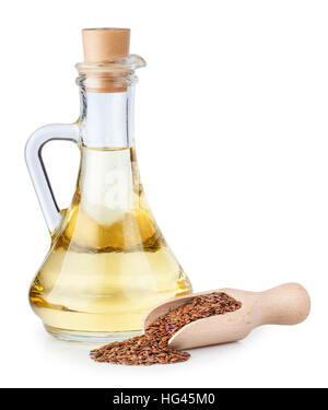 Leinöl in Glas Flasche und Flachs Samen in hölzerne Schaufel isoliert auf weißem Hintergrund Stockfoto