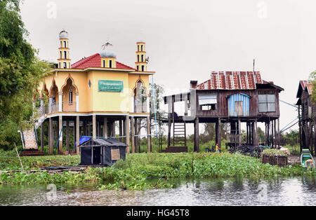 Die Sangkhae - Sangker River Battambang Provinz Cambodia.The Tonle Sap Frischwasser See (reichsten See zum Angeln in der Welt) fließt in den Mekong in Phnom Penh.  Die kambodschanische Bevölkerung hat auch für das einzigartige Ökosystem des Sees mit schwimmenden angepasst (Fischer-Fischerei) Dörfer und gestelzt Häuser. Stockfoto