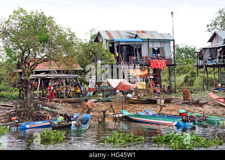 Die Sangkhae - Sangker River Battambang Provinz Cambodia.The Tonle Sap Frischwasser See (reichsten See zum Angeln in der Welt) fließt in den Mekong in Phnom Penh.  Die kambodschanische Bevölkerung hat auch für das einzigartige Ökosystem des Sees mit schwimmenden angepasst (Fischer-Fischerei) Dörfer und gestelzt Häuser. Stockfoto
