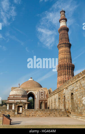 Qutub Minar und Alai Darwaza innen Qutb-Komplex in Mehrauli Stockfoto