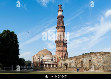 Qutub Minar und Alai Darwaza innen Qutb-Komplex in Mehrauli. Stockfoto