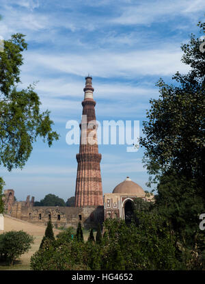 Qutub Minar und Alai Darwaza innen Qutb-Komplex in Mehrauli Stockfoto