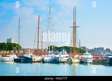 Blick auf Marina Port Vell am Morgen. Barcelona, Spanien Stockfoto