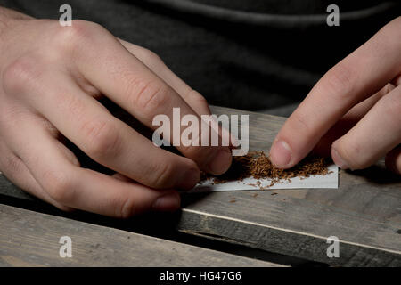 Rollt eine Zigarette Stockfoto