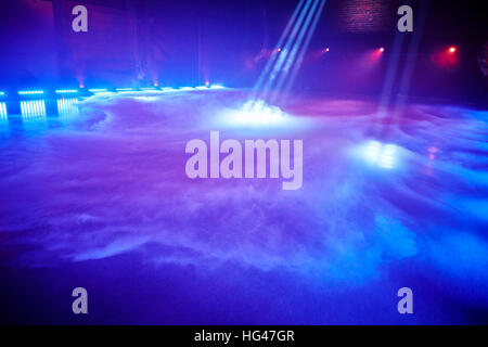 Eisboden mit Bühne Strahlern für Eistanz. Stockfoto