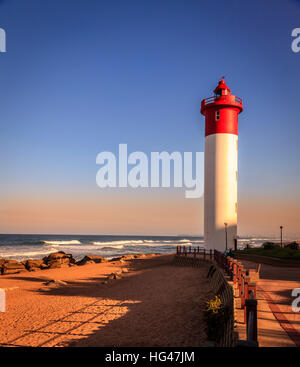 Umhlanga Leuchtturm direkt am Indischen Ozean in Durban, Südafrika. Stockfoto