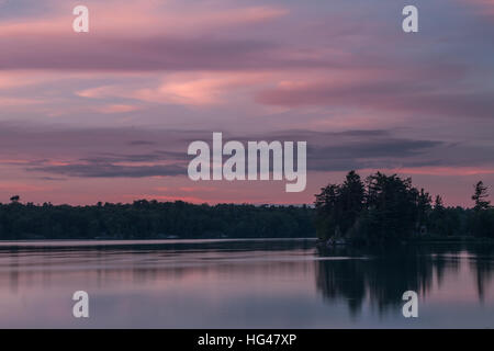 Einen spektakulären Sonnenuntergang über dem Muskoka Lakes in Ontario, Kanada. Stockfoto