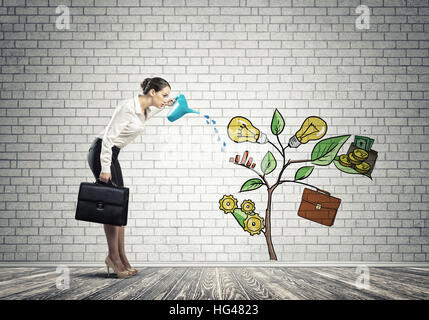 Junge Geschäftsfrau in leeren Raum Gießen gezeichnete Wachstumskonzept mit can Stockfoto