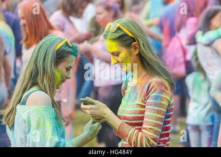 Krakau, Polen, 11. Juni 2016: fest der Farben in Krakau. Unbekannte Menschen tanzen und feiern, während die Farbe werfen, Polen Stockfoto