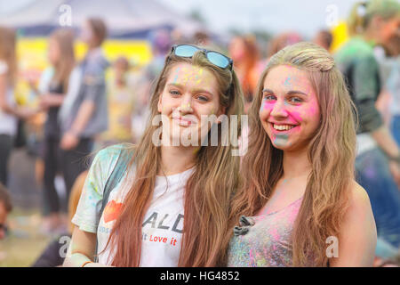 Krakau, Polen, 11. Juni 2016: fest der Farben in Krakau. Unbekannte Menschen tanzen und feiern, während die Farbe werfen, Polen Stockfoto