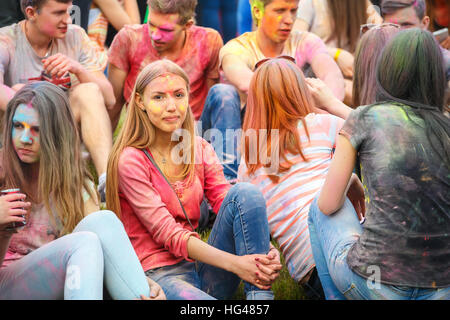 Krakau, Polen, 11. Juni 2016: fest der Farben in Krakau. Unbekannte Menschen tanzen und feiern, während die Farbe werfen, Polen Stockfoto