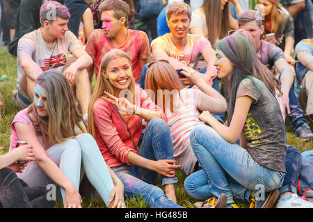 Krakau, Polen, 11. Juni 2016: fest der Farben in Krakau. Unbekannte Menschen tanzen und feiern, während die Farbe werfen, Polen Stockfoto