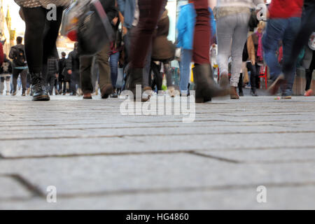 Beine von Menschen zu Fuß entlang einer belebten Einkaufsstraße mit Motion blur auf einige von Ihnen Stockfoto