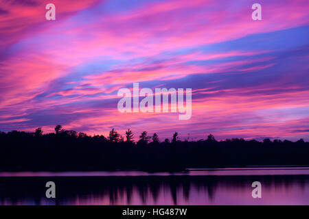 Einen spektakulären Sonnenuntergang über dem Muskoka Lakes in Ontario, Kanada. Stockfoto