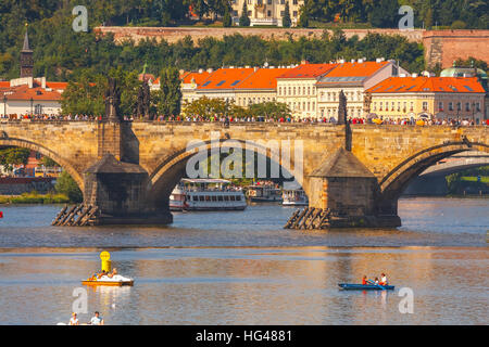 Prag, Tschechische Republik, 20. September 2011: Menschen Segel in kleinen Booten auf der Moldau, Prag Stockfoto