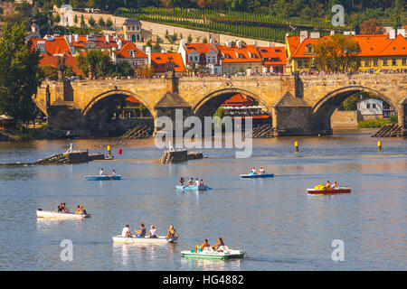 Prag, Tschechische Republik, 20. September 2011: Menschen Segel in kleinen Booten auf der Moldau, Prag Stockfoto