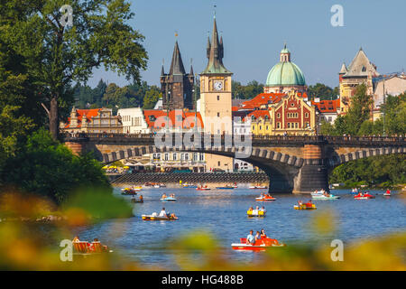 Prag, Tschechische Republik, 20. September 2011: Menschen Segel in kleinen Booten auf der Moldau, Prag Stockfoto