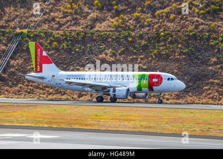 Funchal, Madeira - 6. Juli 2016: TAP Portugal Airbus A319-111 landet auf dem Flughafen Funchal Cristiano Ronaldo verleitet ist eines der gefährlichsten Luft Stockfoto