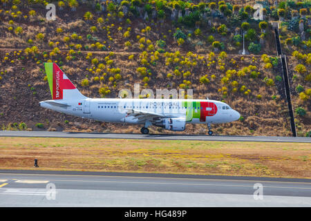 Funchal, Madeira - 6. Juli 2016: TAP Portugal Airbus A319-111 landet auf dem Flughafen Funchal Cristiano Ronaldo verleitet ist eines der gefährlichsten Luft Stockfoto