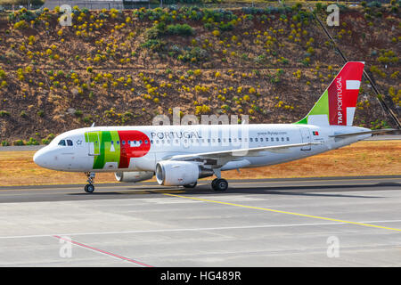 Funchal, Madeira - 6. Juli 2016: TAP Portugal Airbus A319-111 landet auf dem Flughafen Funchal Cristiano Ronaldo verleitet ist eines der gefährlichsten Luft Stockfoto