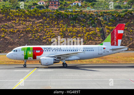 Funchal, Madeira - 6. Juli 2016: TAP Portugal Airbus A319-111 landet auf dem Flughafen Funchal Cristiano Ronaldo verleitet ist eines der gefährlichsten Luft Stockfoto