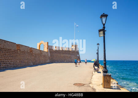 Chania, Kreta - 25 Maj, 2016: Blick auf den alten Hafen in Chania, Griechenland. Chania ist die zweitgrößte Stadt der Insel Kreta. Stockfoto