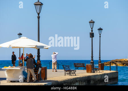 Chania, Kreta - 23 Maj, 2016: Blick auf den alten Hafen von Chania auf Kreta, Griechenland. Chania ist die zweitgrößte Stadt der Insel Kreta. Stockfoto