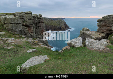 Die Aussicht vom Pordenack Punkt in Richtung Carn Boel in der Nähe von Lands End Stockfoto