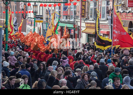 Chinese New Year, Drachen, Parade, günstig, Yuan Xiao Jie, Liverpool, Chinatown, Glück, tanzende Drachen, Menschenmenge, rot, größte Stockfoto