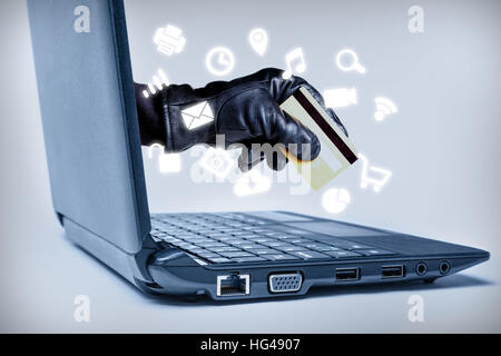Eine behandschuhte Hand erreichen durch einen Laptop mit Debit- oder Kreditkarte mit gemeinsamen Media-Icons fließt, bedeutet ein Cybercrime oder Internet Diebstahl wh Stockfoto