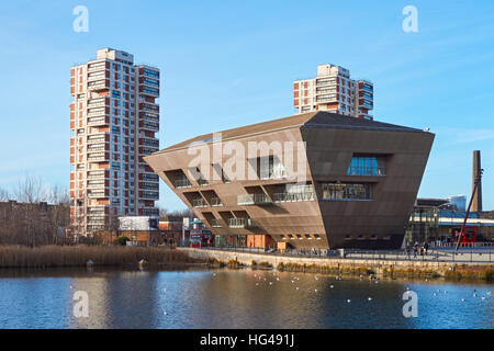 Moderne Gebäude von Kanada Wasser Bibliothek mit Wohnblocks hinter London England Vereinigtes Königreich UK Stockfoto